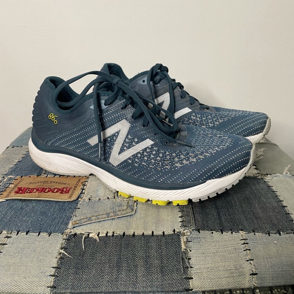 New Balance 860 Size 8.5 sneaker teal